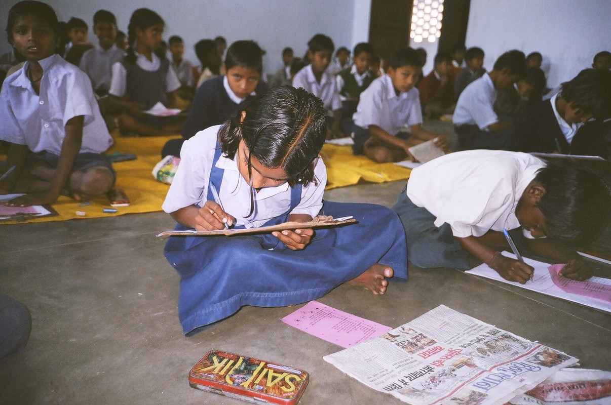 Dievča v Indii sa učí písať.