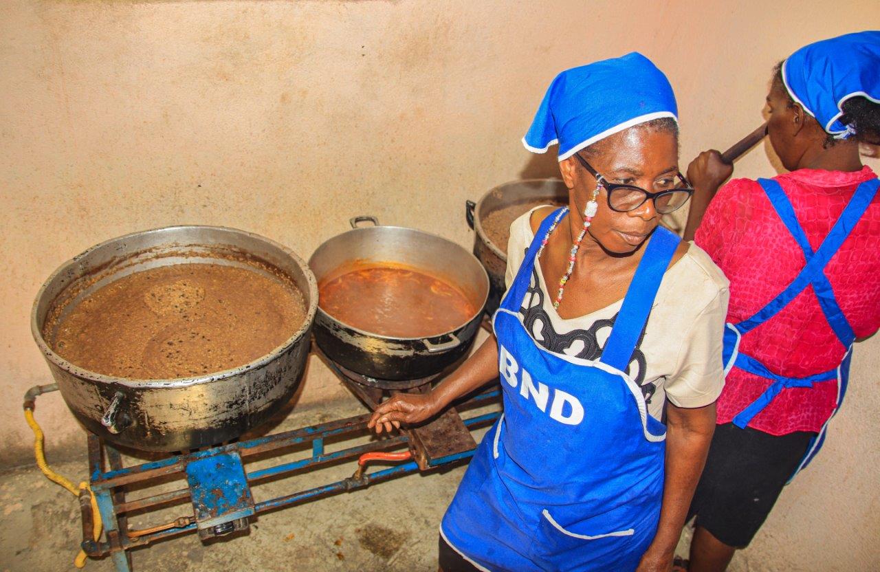 Príprava školského jedla na Haiti