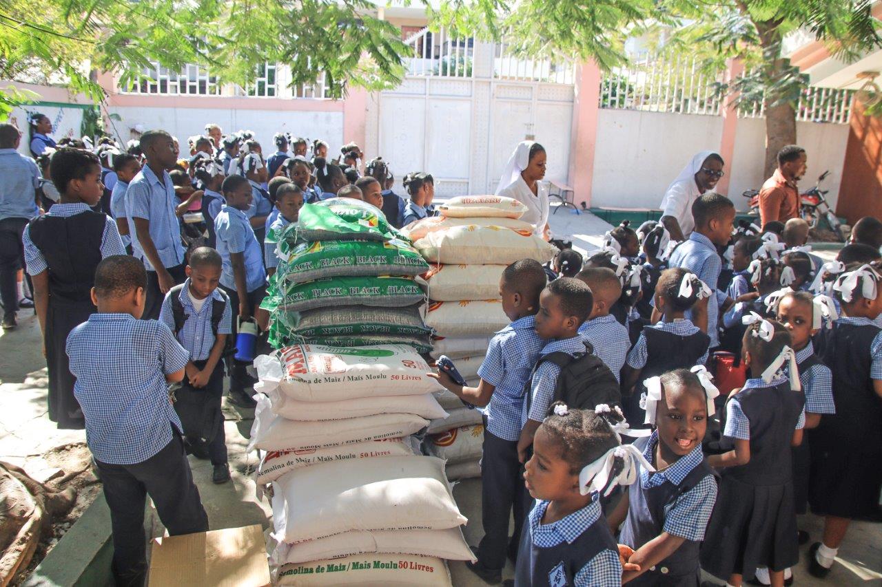Deti pri dodávke potravín pre školské stravovanie na Haiti