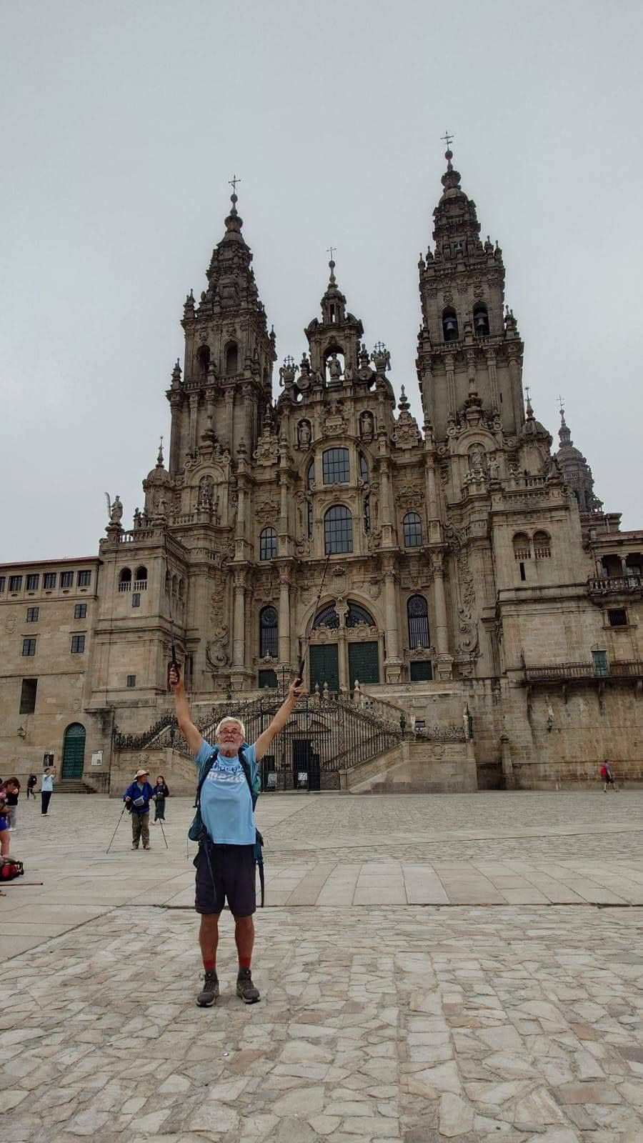 Karol Husár pred katedrálou v Santiago de Compostela