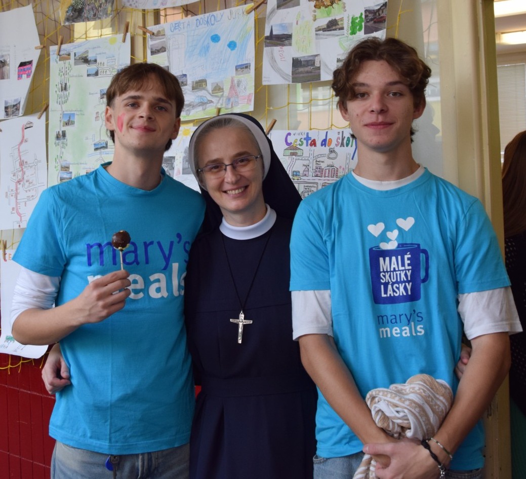 Dobrovoľníci Mary’s Meals na škole