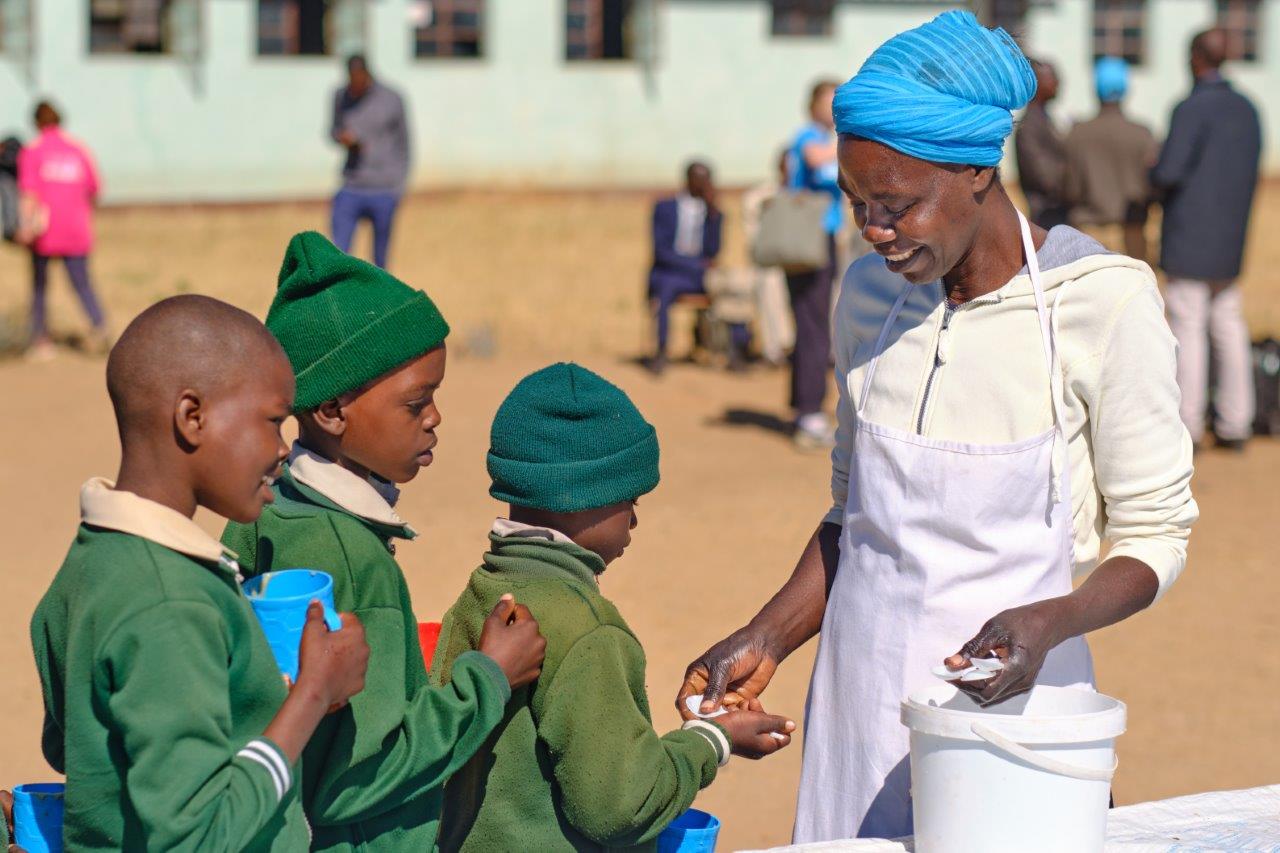 Dobrovoľníčka Mary’s Meals podáva jedlo deťom