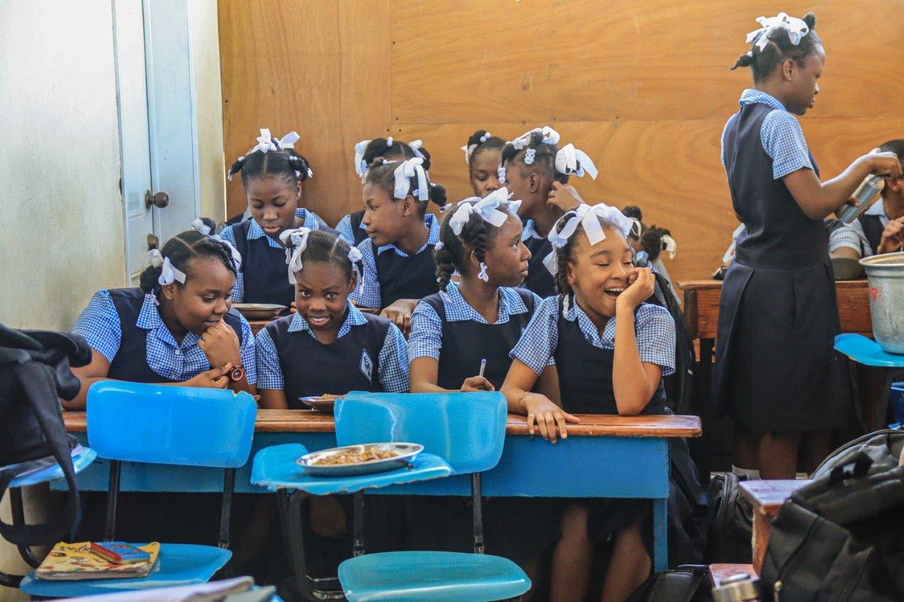 Deti v škole na Haiti podporované programom Mary’s Meals